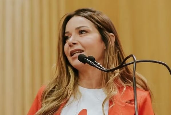 Candisse Carvalho fortalece diálogo com mulheres