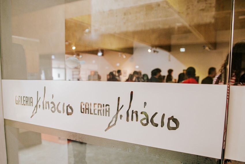 Exposição celebra vivências à beira-mar na Galeria J. Inácio