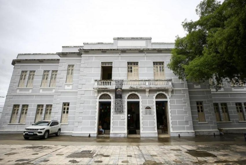 Exposição de Althair Santo celebra renda irlandesa no Centro Cultural