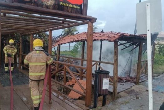 Incêndio atinge bar na Praia do Saco e mobiliza bombeiros