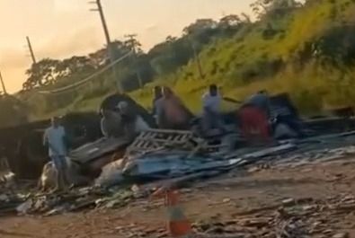 Tombamento na BR-101 em Itaporanga interdita trecho da rodovia