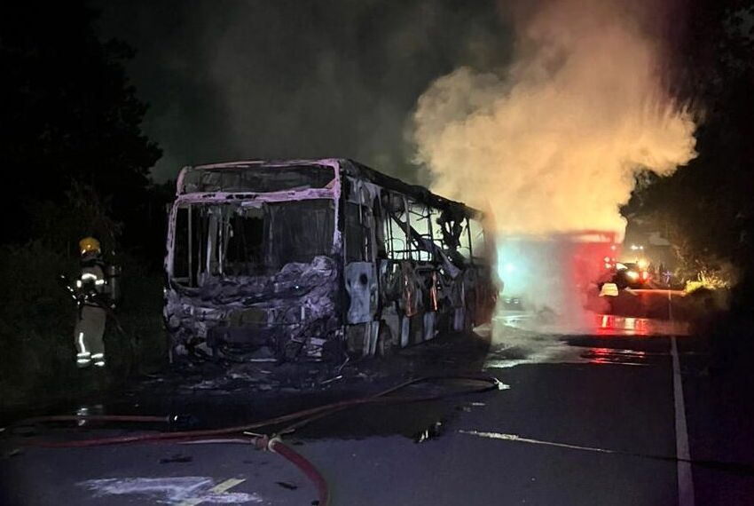 Incêndio em ônibus mobiliza bombeiros durante a madrugada em São Cristóvão