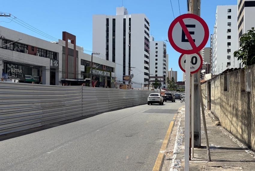 SMTT altera trânsito e proíbe estacionamento na Av. Sílvio Teixeira