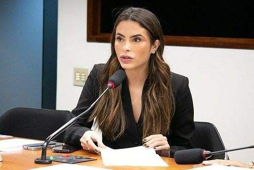 PL 122/2026 prevê assistentes sociais nas escolas para combater evasão
