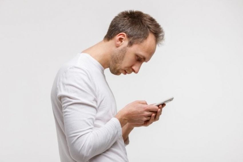 Pescoço de texto: uso excessivo do celular pode causar dores