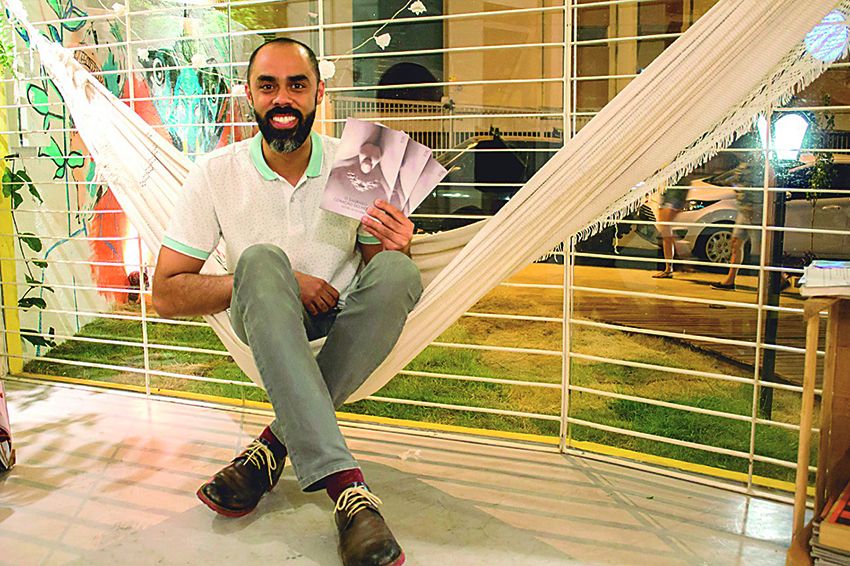 Michel de Oliveira orgulhando com o lançamento do segundo livro