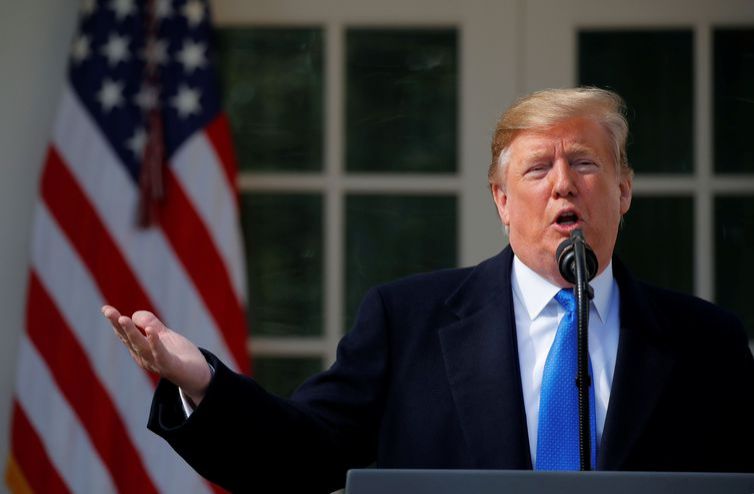 Trump anuncia declaração nacional para construir muro