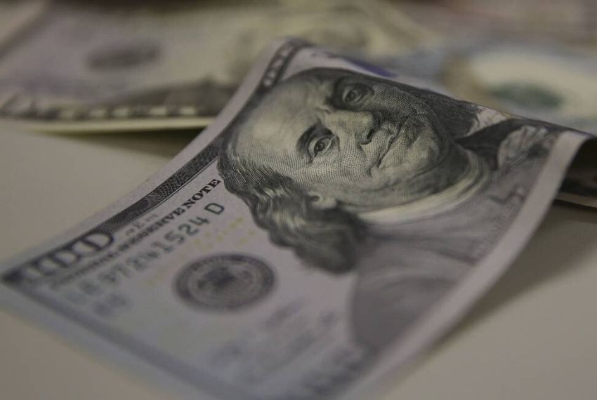 Dólar turismo atinge R$ 4,99 nas casas de câmbio