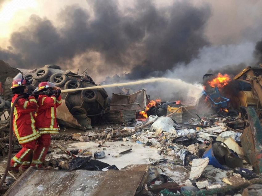 Forte explosão na região portuária de Beirute deixa vários feridos