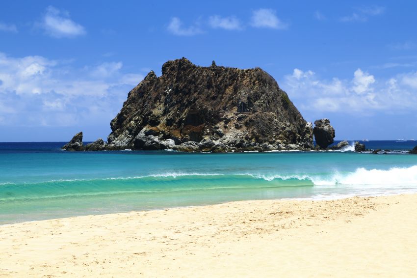 Beleza natural, gastronomia e passeios históricos chamam a atenção de turistas em Fernando de Noronha
