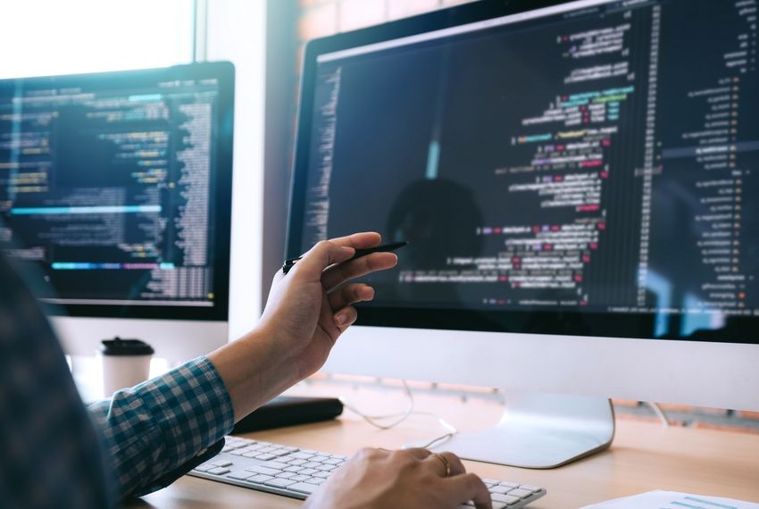 Escola de programação oferta curso gratuito de tecnologia com possibilidade de contratação