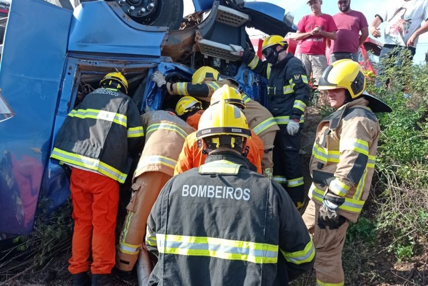 Bombeiros de Sergipe e Alagoas resgatam vítima presa nas ferragens em capotamento de carreta