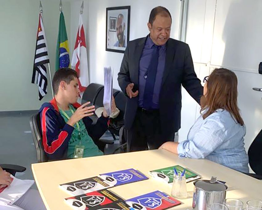 Torcedor com deficiência visual ganha livro S/A do Futebol, em Braille