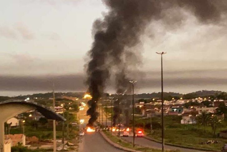 Moradores do loteamento Santa Cecília bloqueiam rodovia