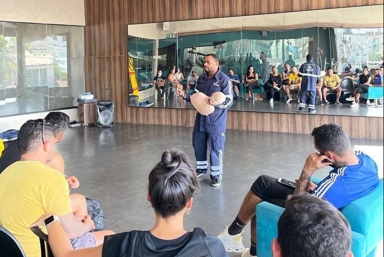 Grupo promove troca de conhecimento em academia da cidade