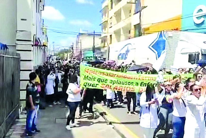 Enfermeiros de SE realizam protesto
