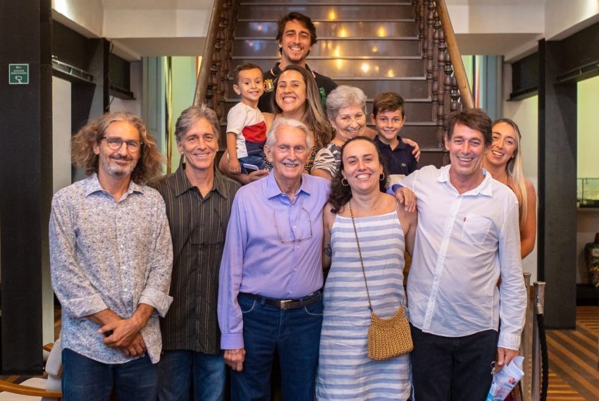 Prestigiado lançamento do livro de Waldemar Bastos Cunha