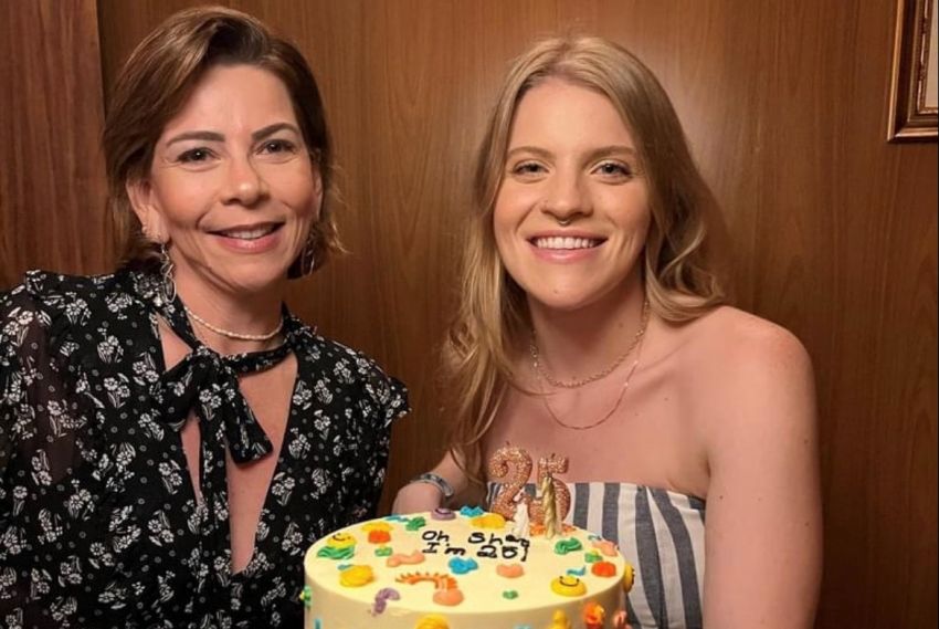 A loira bonita Michelle Teixeira fez 25