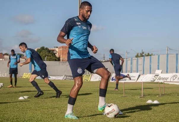 Confiança tem dia de treino com parte tática e bolas paradas