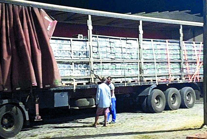 Fiscais flagram transporte de adubo sem documentação fiscal