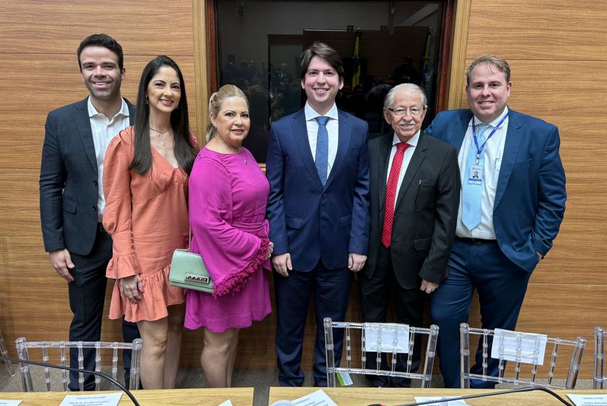Jorginho Araujo recebe abraço da família em posse