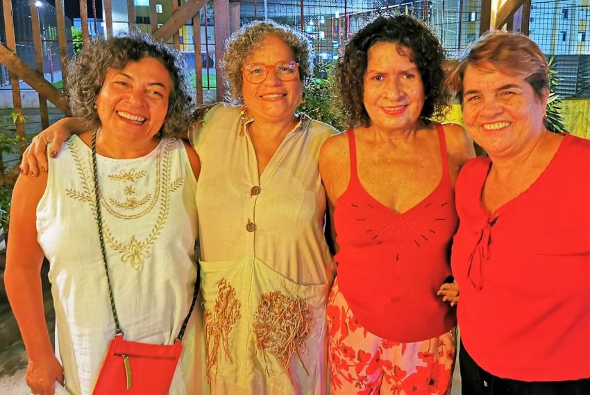 A mana Tanit celebra a vida entre amigos!
