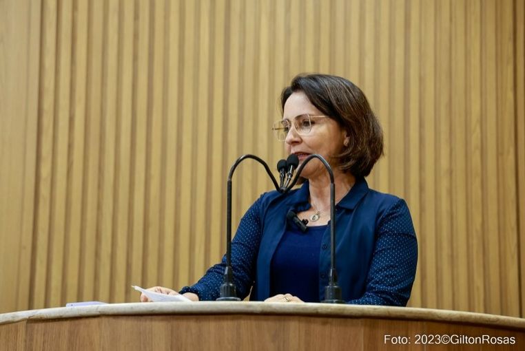 Emília denuncia que cobrança na recarga permanece mesmo após Ação Civil do MP