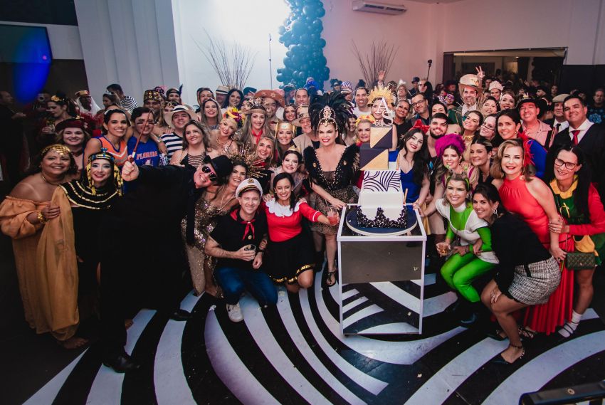 A animada festa à fantasia dos 50 anos de Adriana Sobral