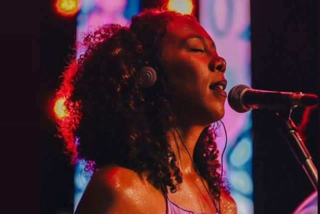 Débora Diamantina apresentar o show “As de Clara”,
