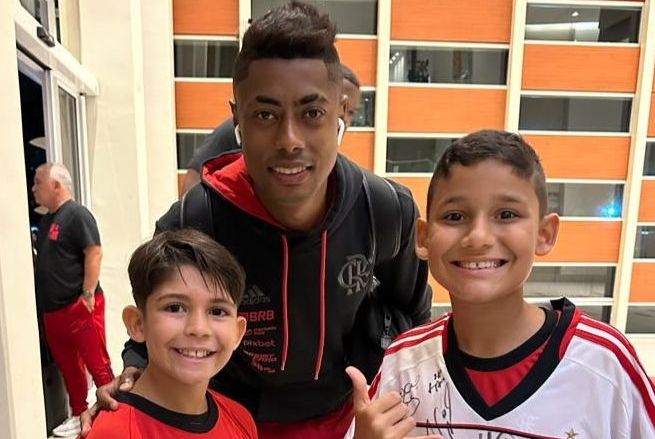 Alunos da Escolinha do Flamengo tietam atacante