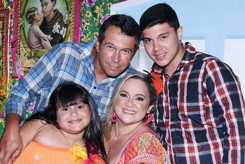 Ana Carolina Freitas celebra 40 anos em clima junino