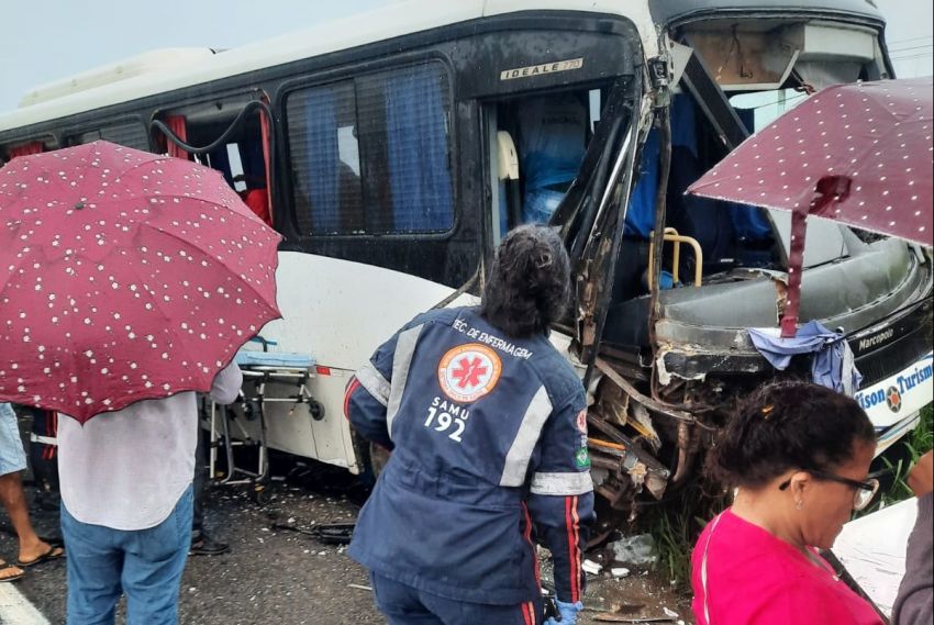 Acidente envolvendo ônibus escolar e caminhão deixa três feridos na BR-101