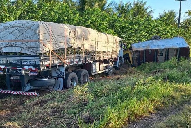 Colisão entre caminhões deixa homem morto e dois feridos em Neópolis