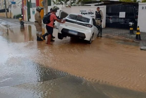 Carro cai em cratera na Avenida Adélia Franco