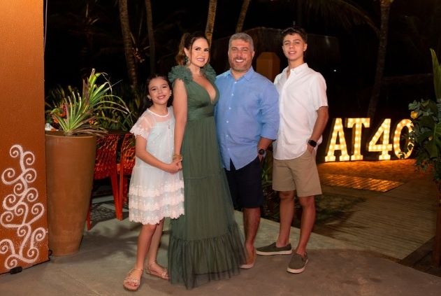 Aline Telles reúne amigos para celebrar 40 anos em alto estilo