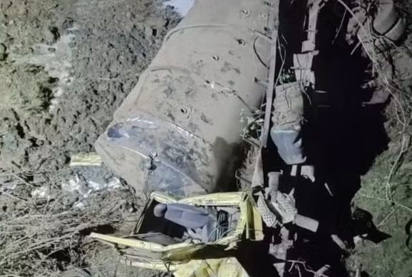 Caminhão despenca em ribanceira e adolescente de 17 anos morre