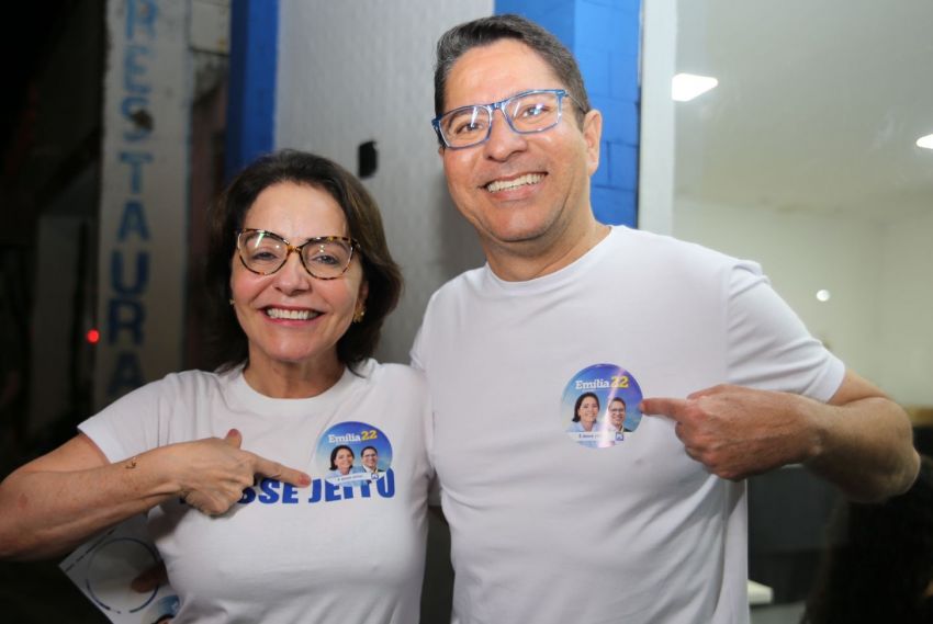 Emília Corrêa e Ricardo Marques iniciam campanha com adesivaço