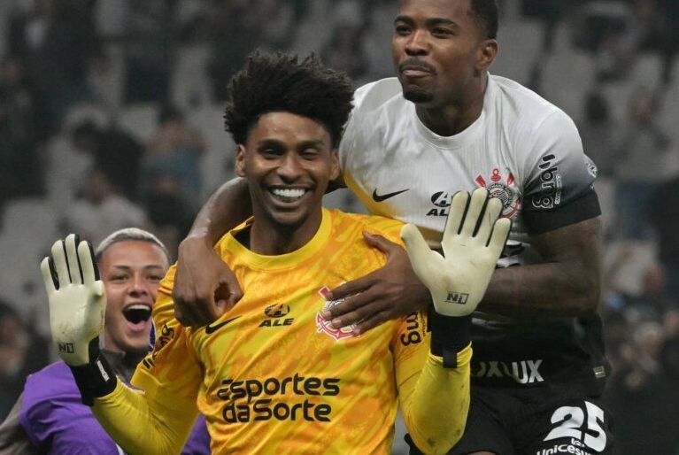 Corinthians toma susto do Bragantino, mas Hugo brilha nos pênaltis