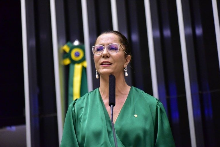 Delegada Katarina assina PEC pelo fim da jornada 6x1