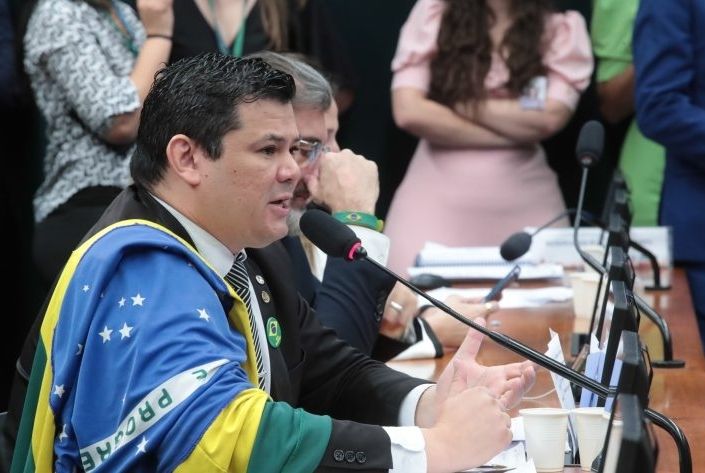 Comissão aprova projeto que veta armamento a segurança pessoal de Lula