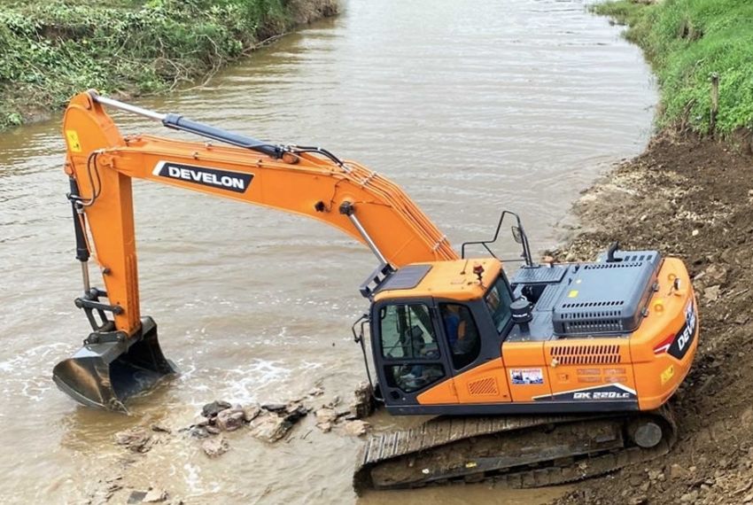 DER/SE realiza o desassoreamento do Rio Capivara em Porto da Folha