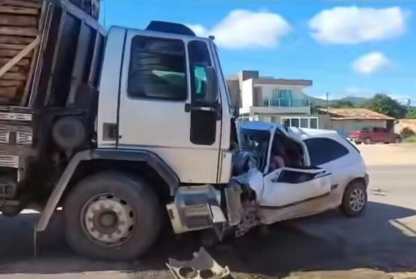 Colisão entre carro e caminhão deixa duas vítimas fatais na BR-235
