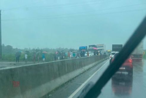 Manifestação interdita trecho da BR-101 em Sergipe nesta segunda-feira