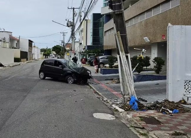 Motorista colide com poste e foge do local na zona sul de Aracaju