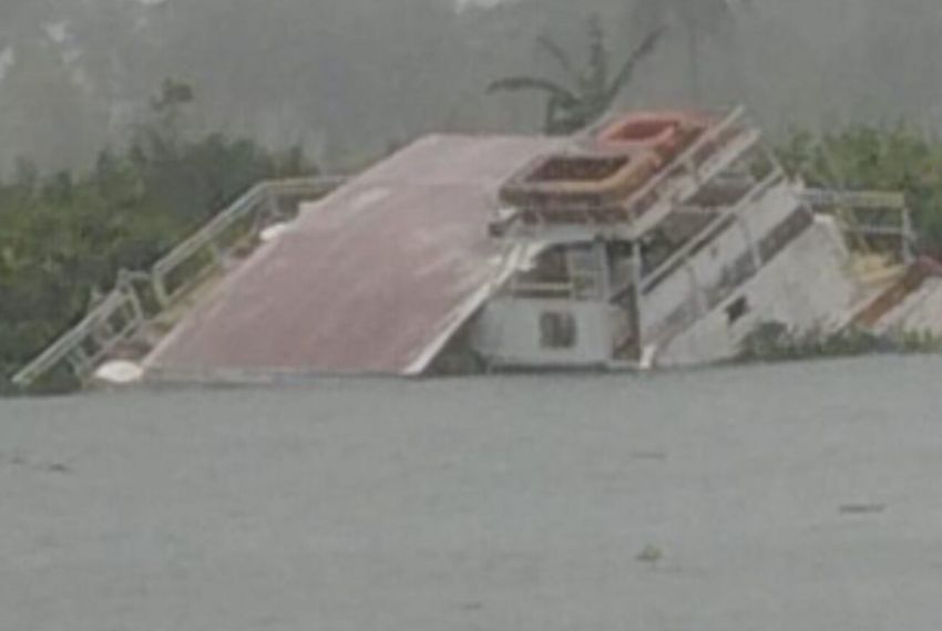 Catamarã afunda parcialmente no Rio São Francisco