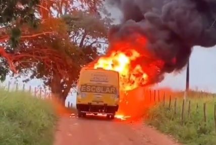Ônibus escolar pega fogo em Itabi; ninguém ficou ferido