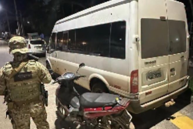 Van roubada é recuperada e quatro são presos em operação