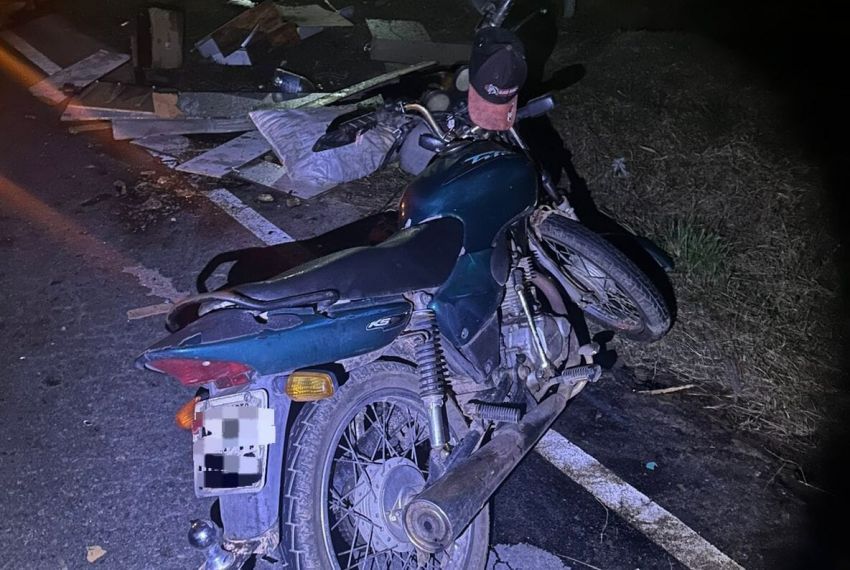 Acidente com carroça deixa motociclista morto