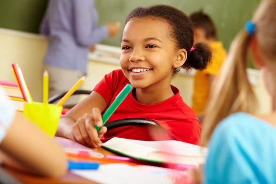 Manhã ou tarde? Veja prós e contras do horário de estudo do seu filho