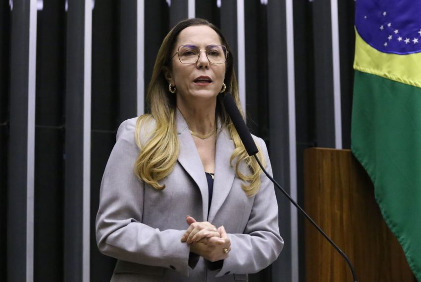 Katarina entrega caminhões-pipa em SE